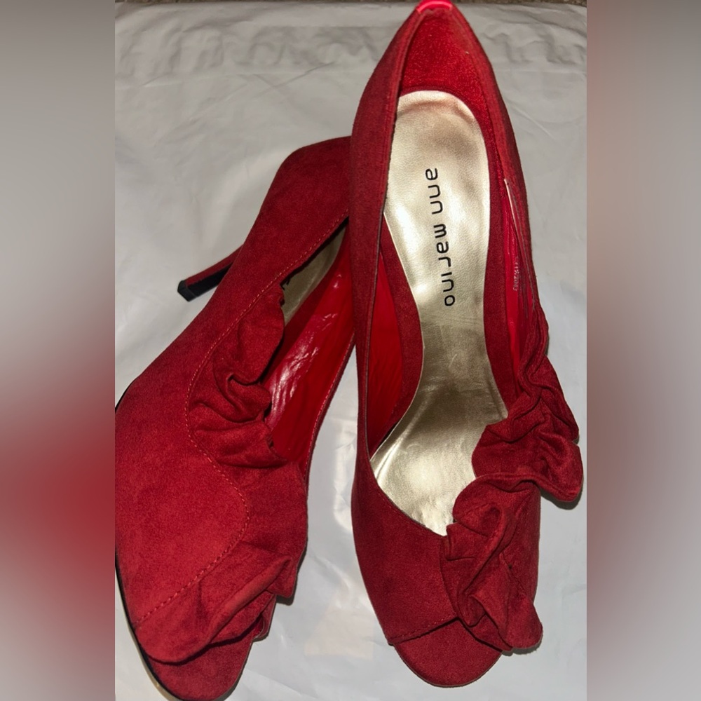 Red Ruffle Stiletto Pumps *New* Sz. 6